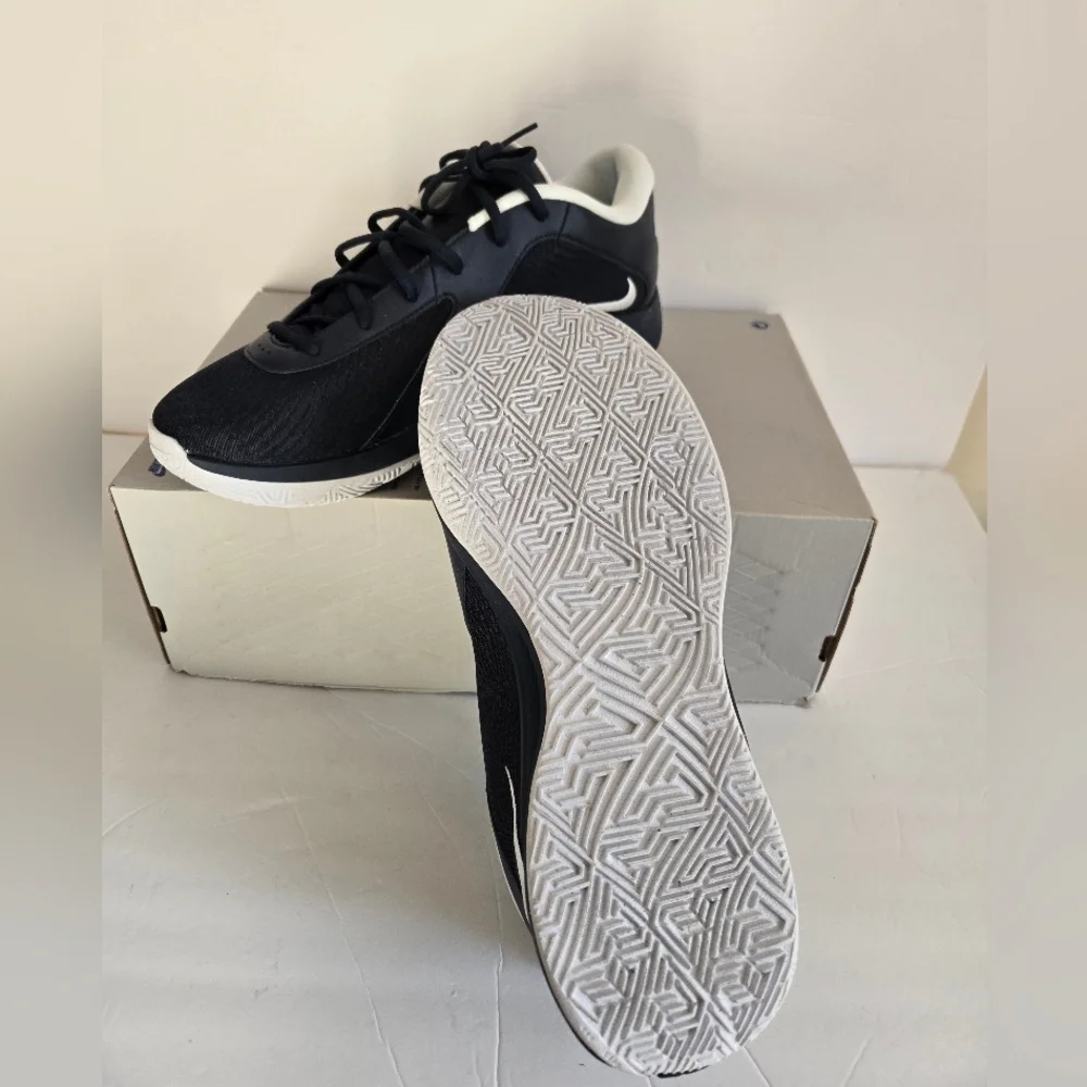 Nike NEW, Dark Navy and White Athletic Shoes.Size 11.5